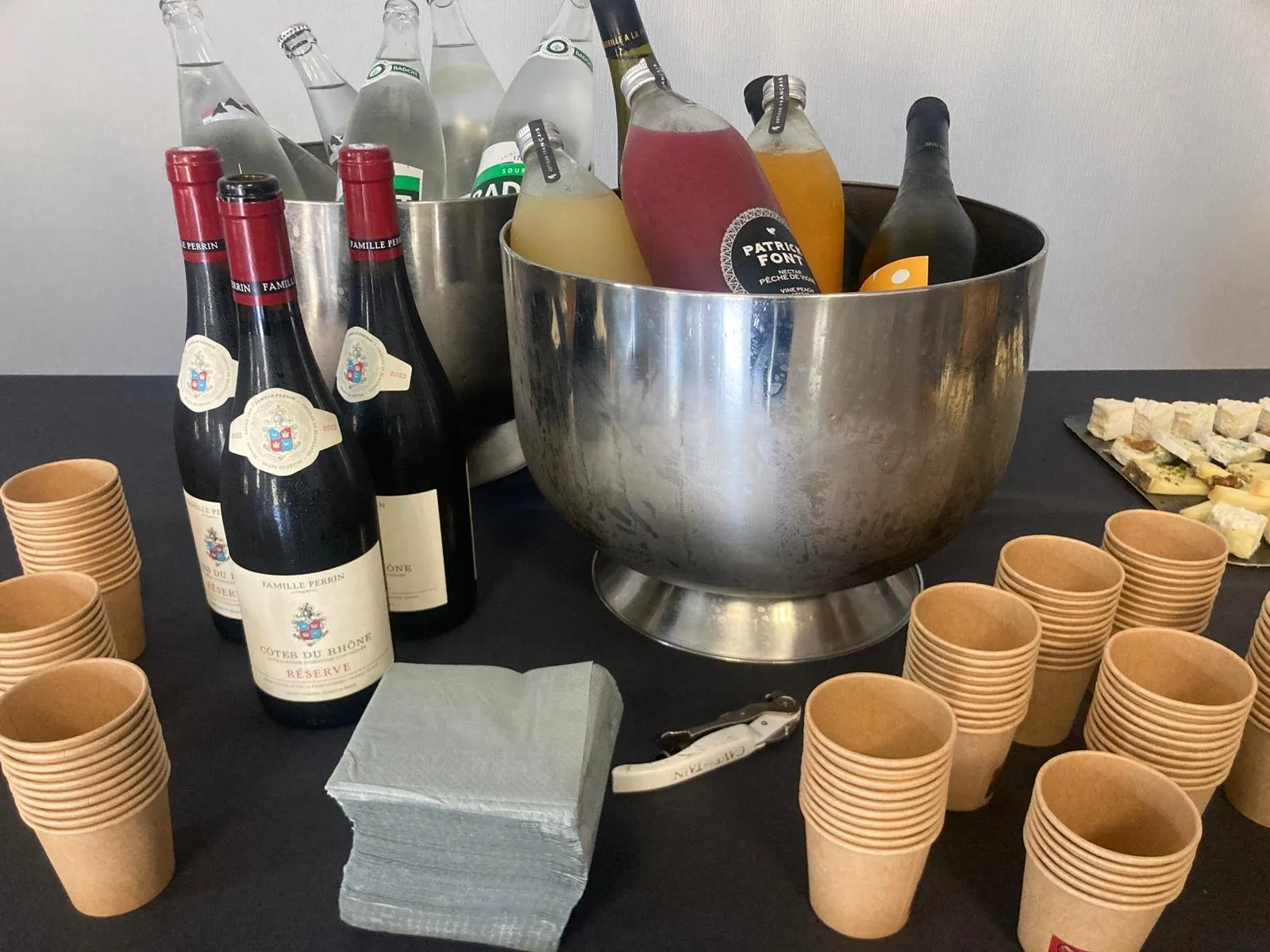 Boissons pour un cocktail : vins Famille Perrin, jus Patrick Font et eaux minérales