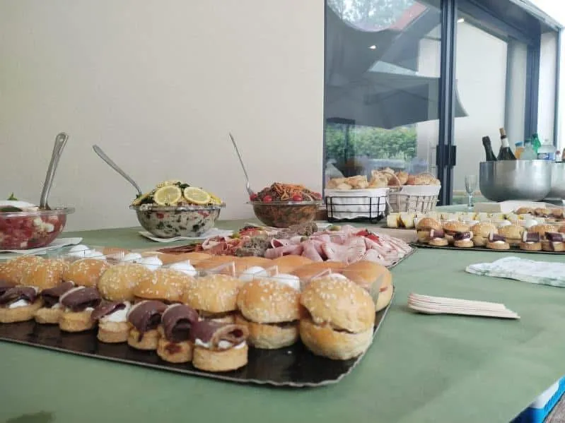 Buffet cocktail en extérieur : mini-burgers, salades et bouteilles au frais