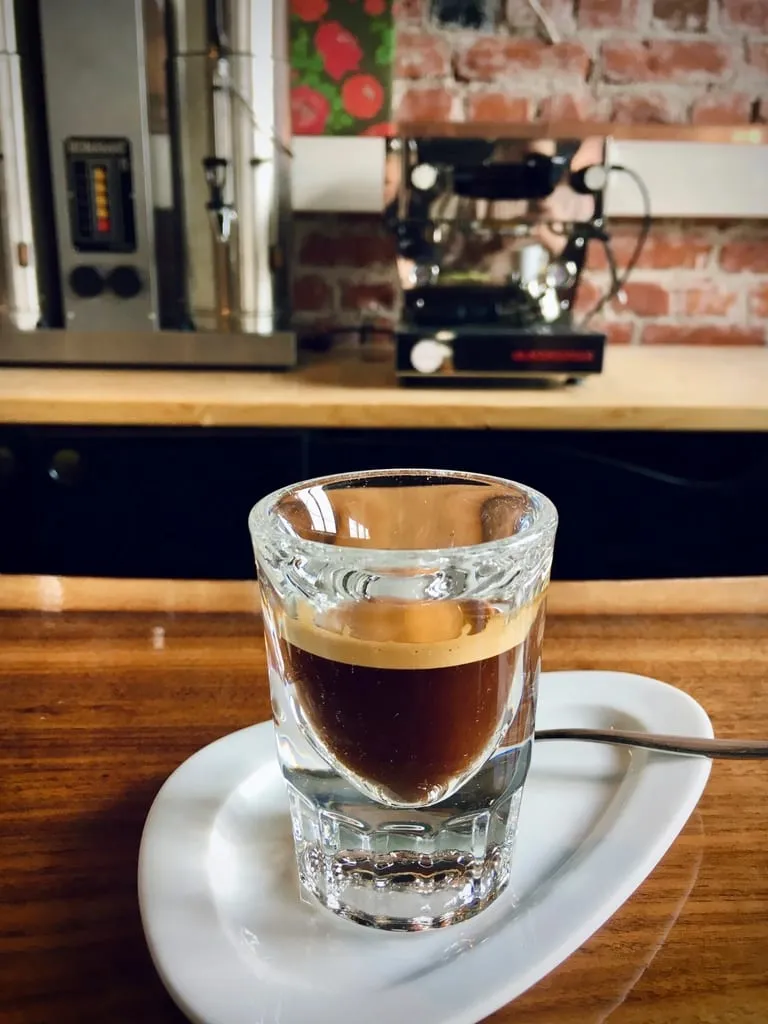 Un espresso servi sur sa soucoupe