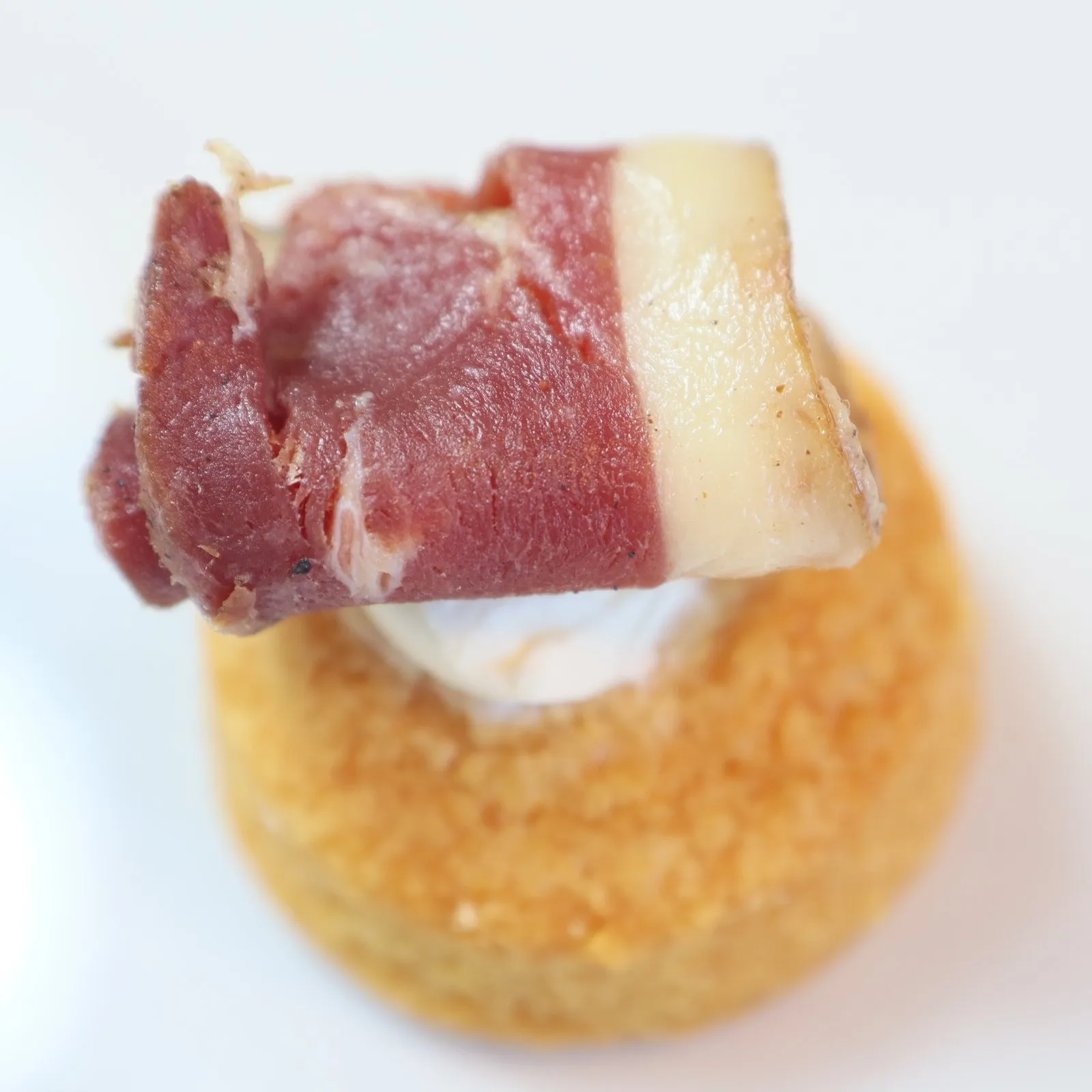 Canapé de jambon cru et comté sur toast