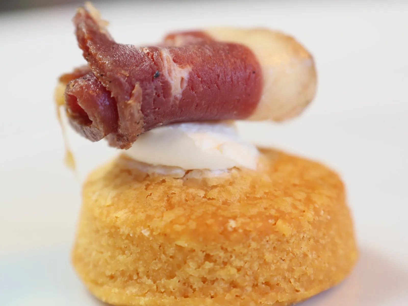 Canapé au magret de canard fumé sur sablé
