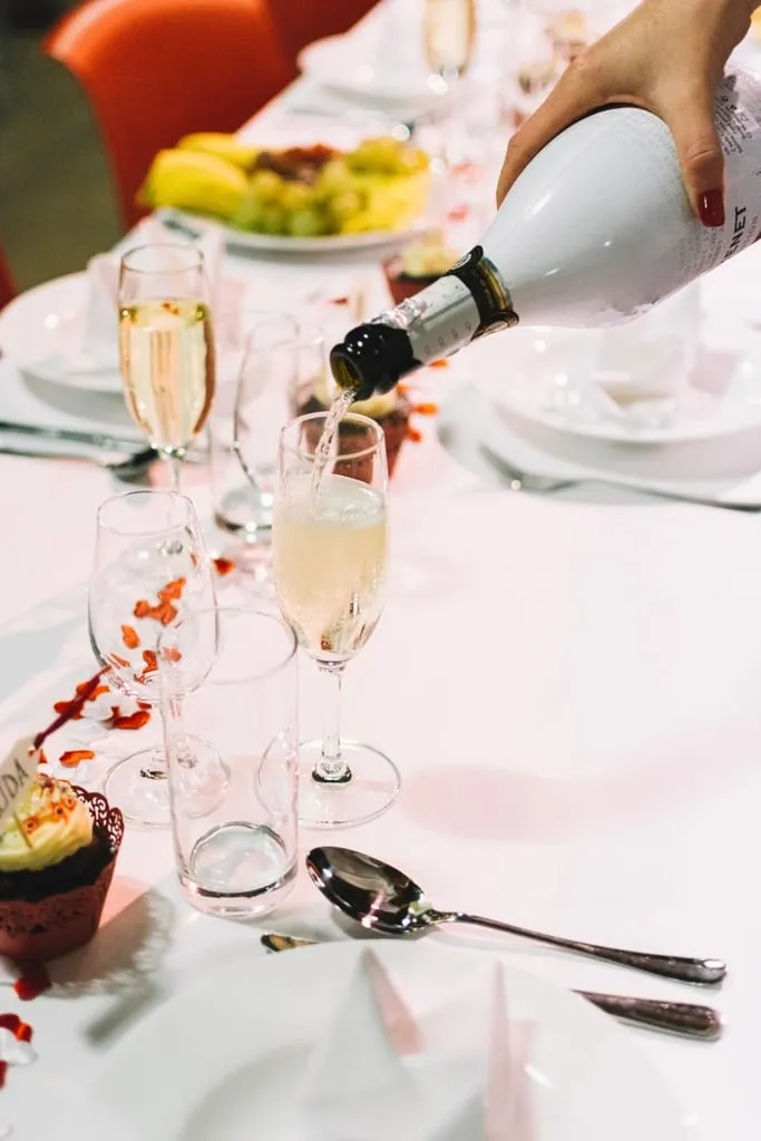 Champagne servi dans les flûtes d'une table de réception