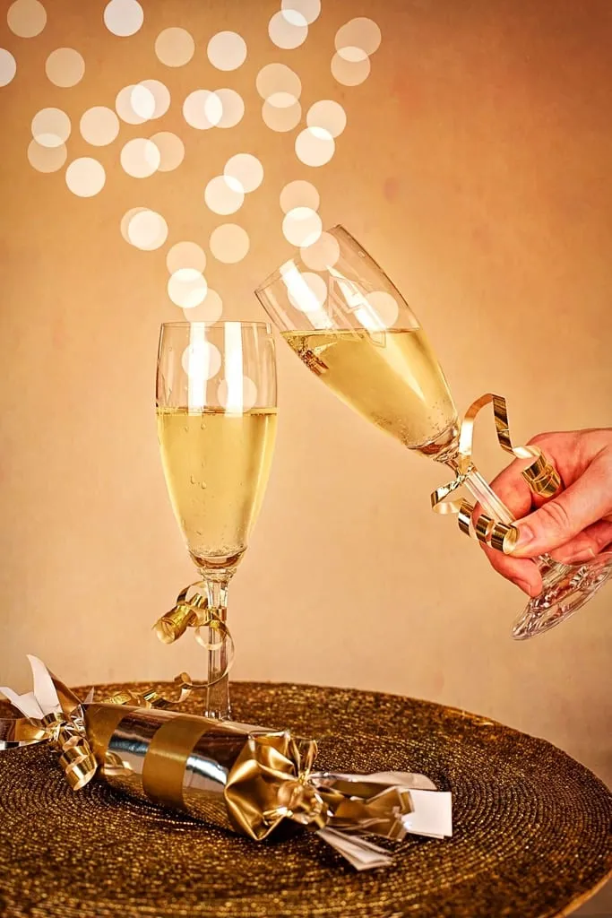 Deux flûtes de champagne qui trinquent dans une lumière dorée