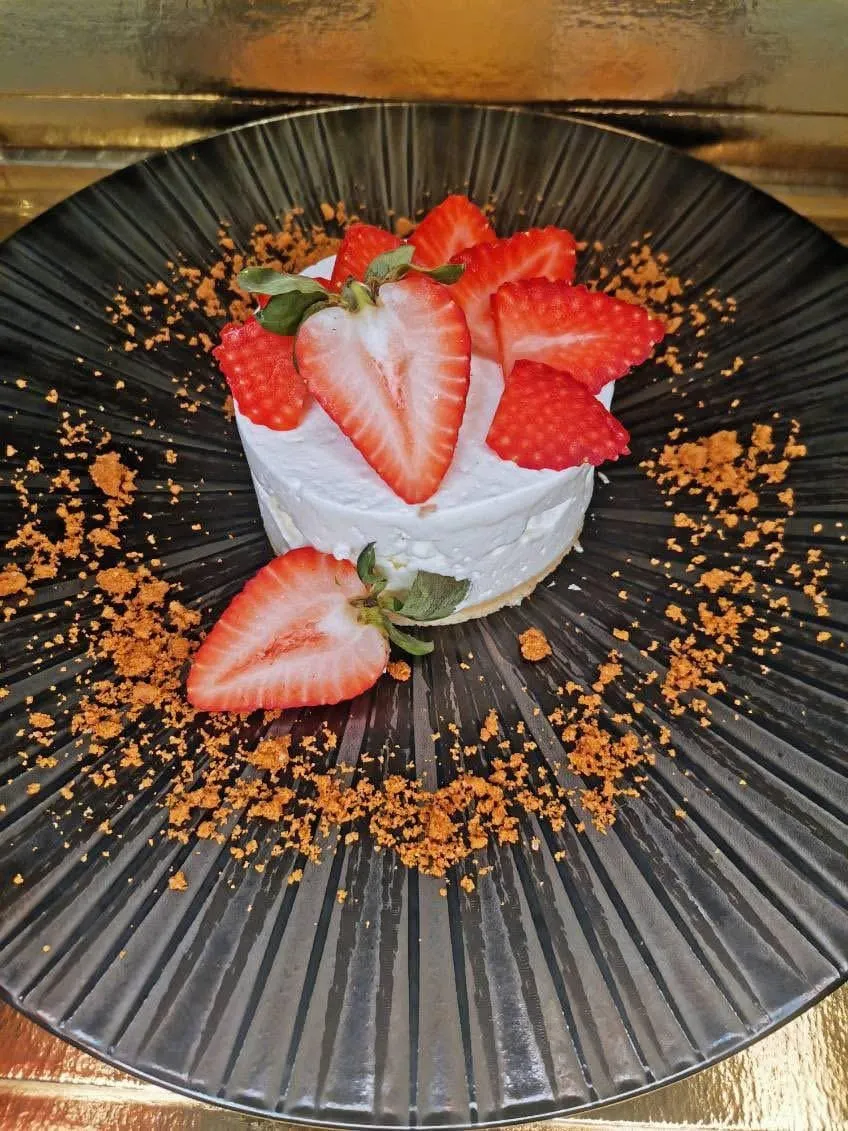 Cheesecake aux fraises fraîches et crumble de spéculoos
