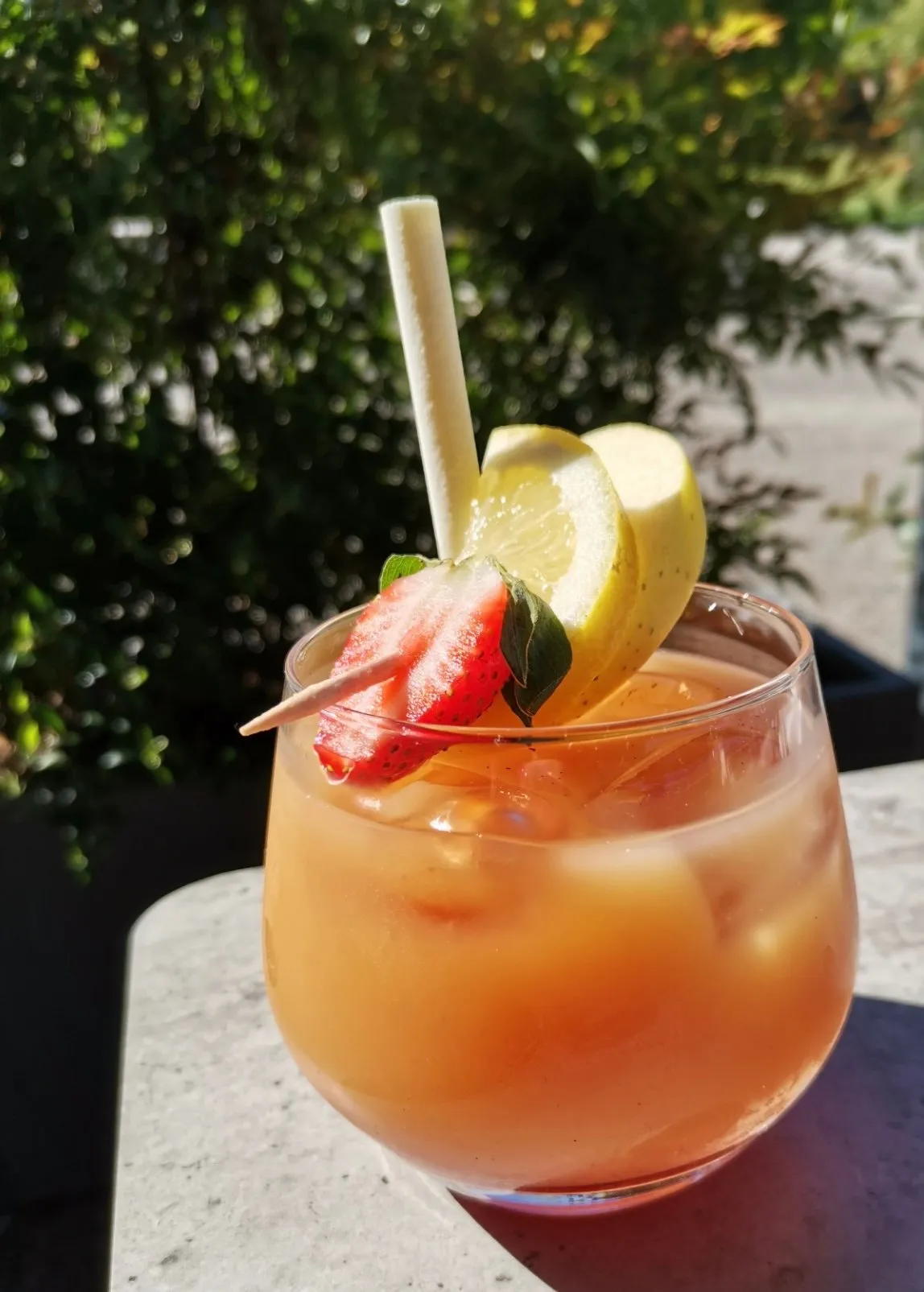 Cocktail fruité servi en terrasse, fraise et citron vert