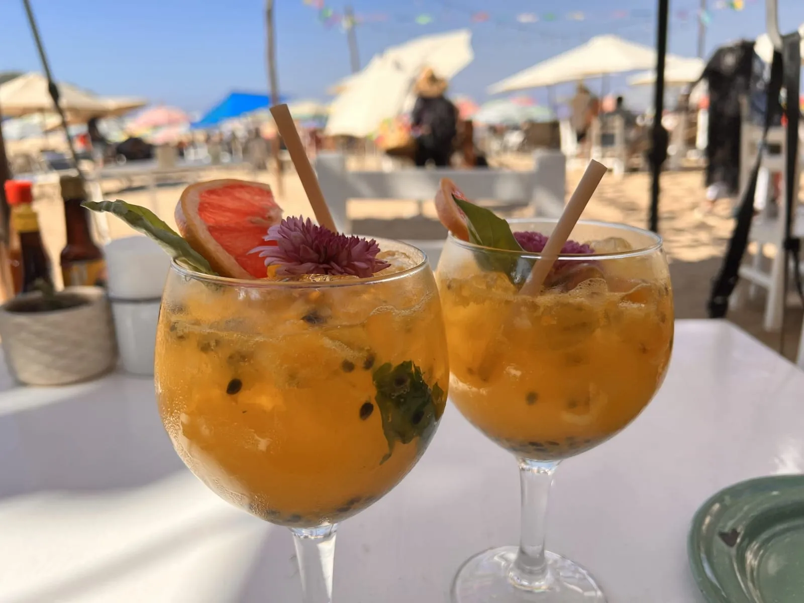 Deux cocktails fruités servis en terrasse, au soleil
