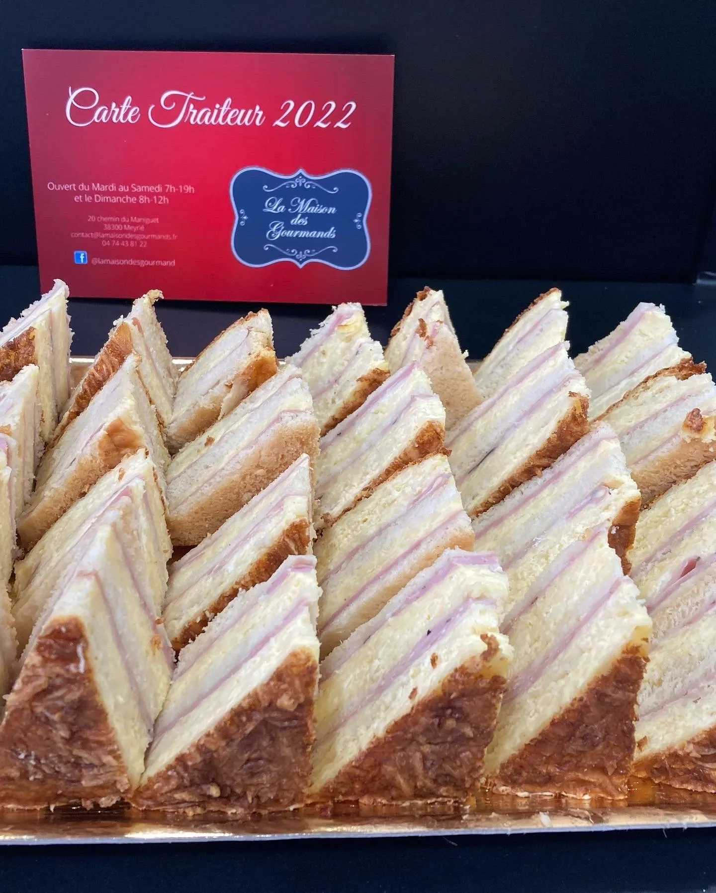 Mini-sandwichs club triangulaires sur plateau