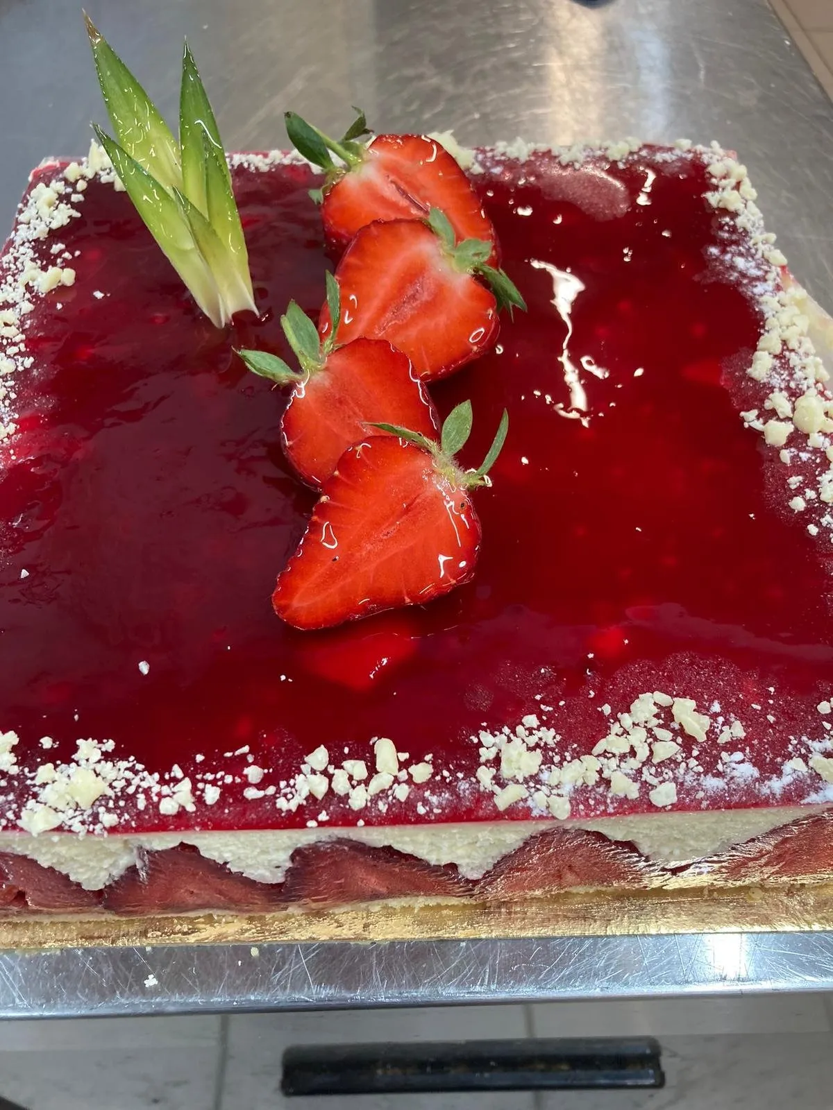 Entremet glacé aux fraises fraîches