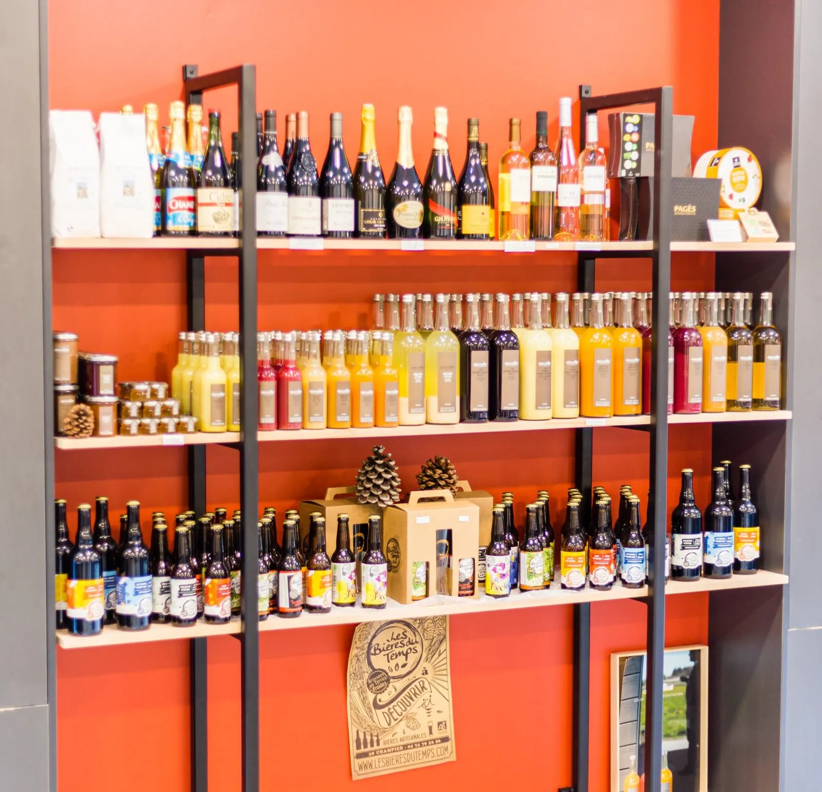 L'épicerie fine sur son mur rouge : vins, champagnes, jus de fruits Patrick Font, bières artisanales