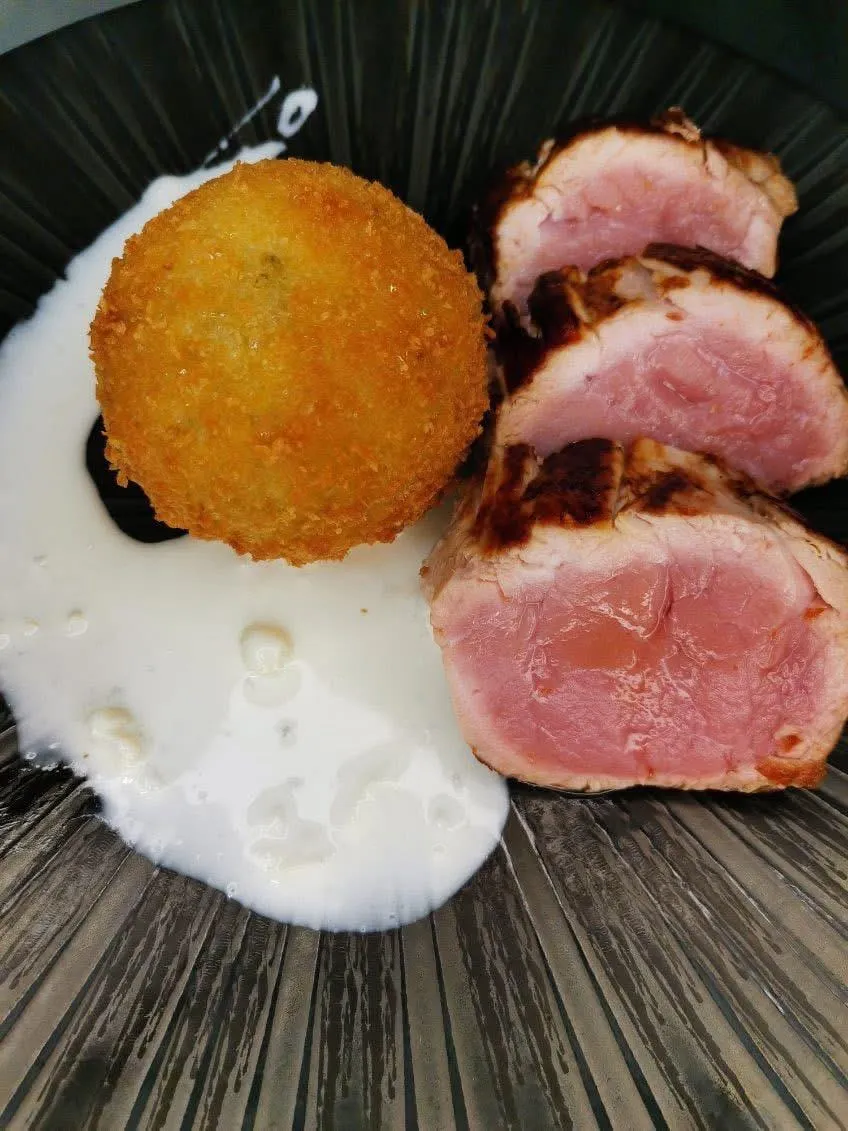 Filet mignon rosé, croquette dorée et sauce crémeuse