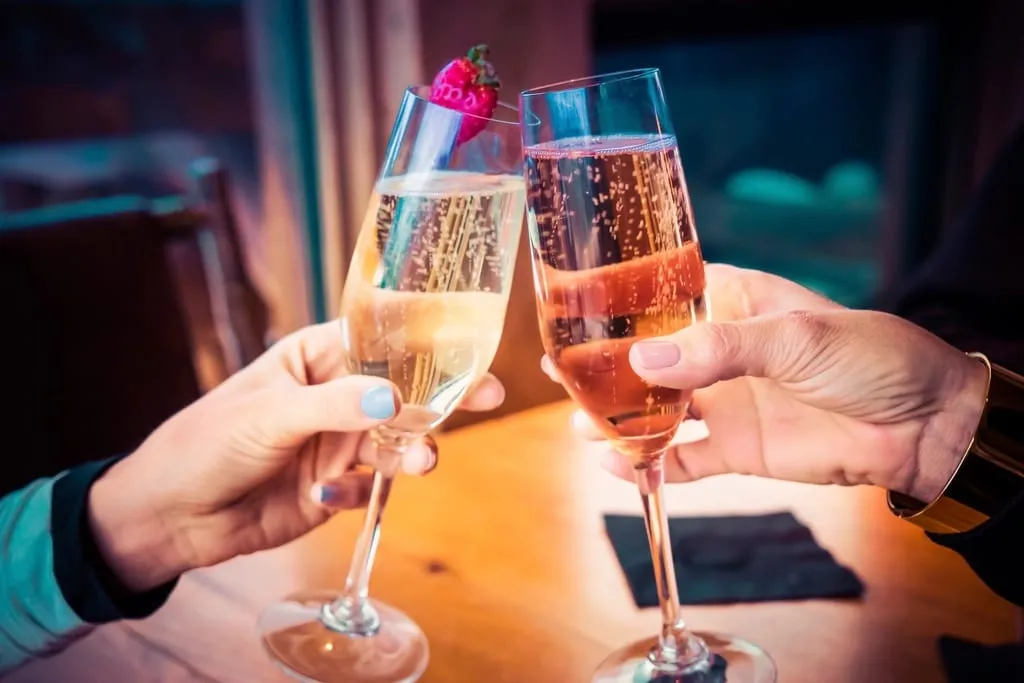 Deux flûtes de champagne levées pour trinquer