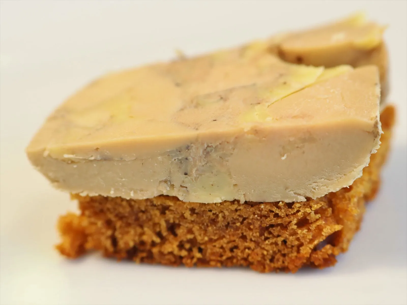 Tranche de foie gras mi-cuit maison sur pain d'épices