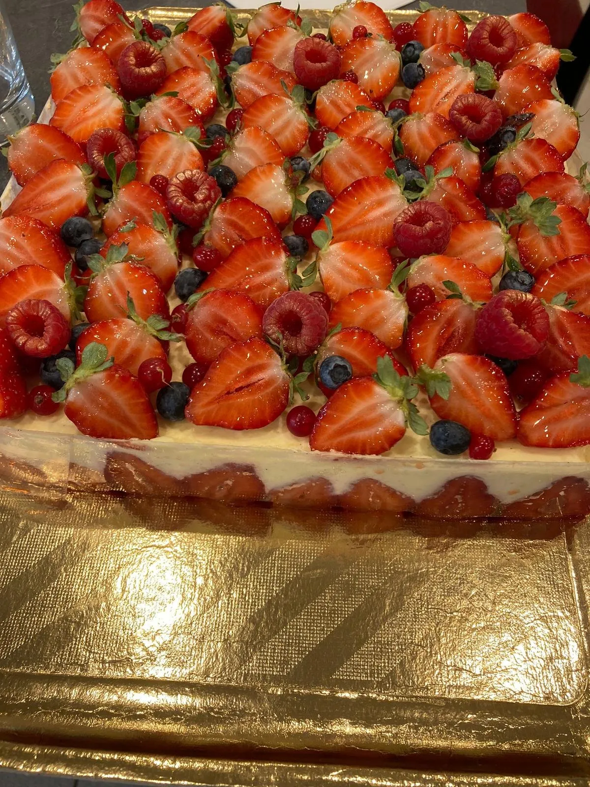 Fraisier maison garni de fraises fraîches