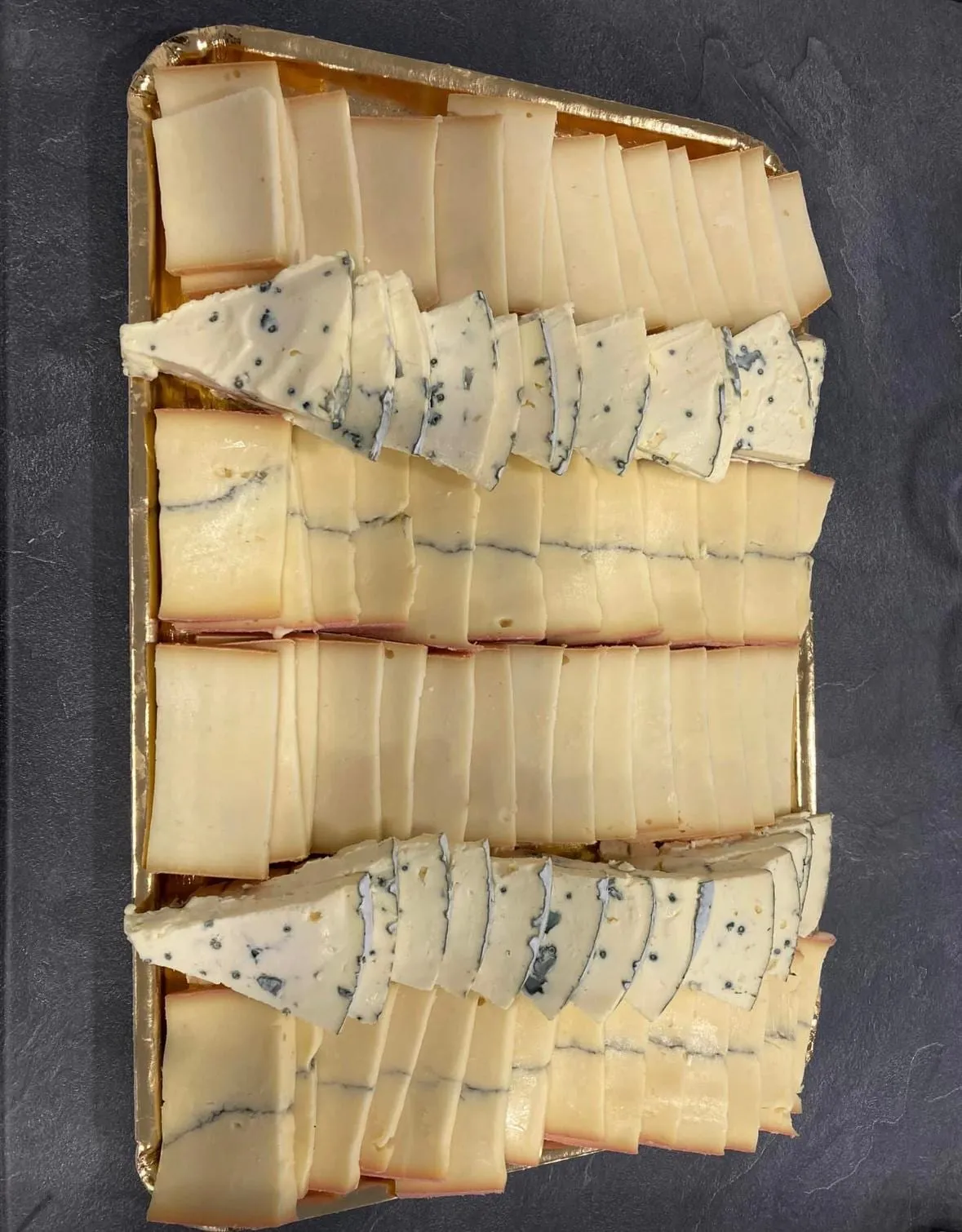 Plateau de fromages à raclette tranchés : nature, au poivre et façon morbier