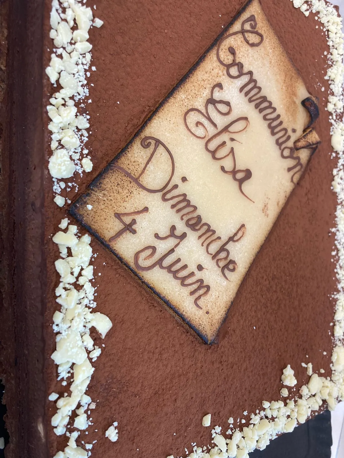 Gâteau de communion façon tiramisu, plaque en chocolat blanc calligraphiée