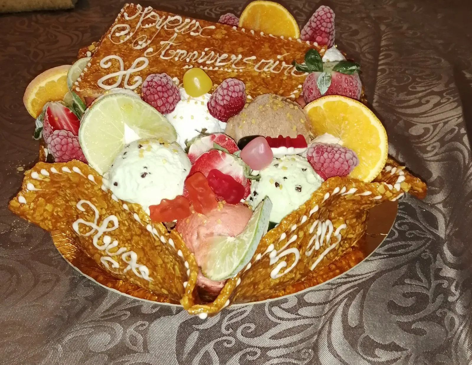 Panier en pâte garni de glace, chantilly et fruits frais