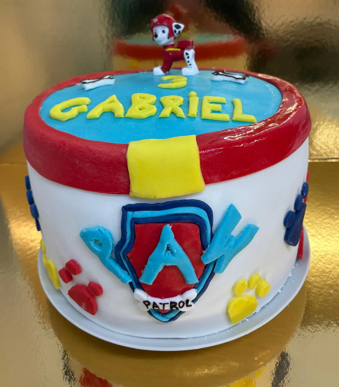 Gâteau d'anniversaire Pat'Patrouille en pâte à sucre, pour les 3 ans d'un enfant