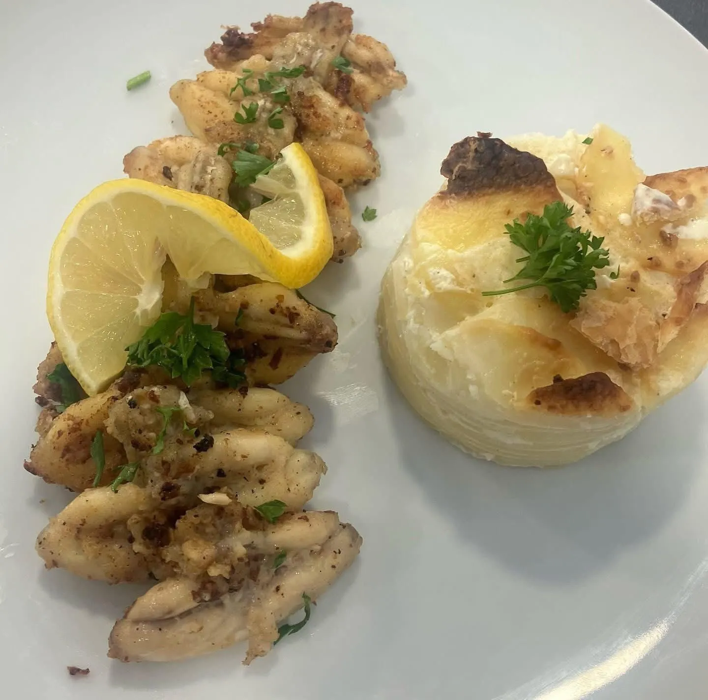 Grenouilles persillées au citron, servies avec le gratin dauphinois maison