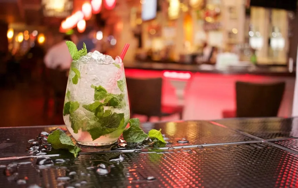 Un mojito à la menthe fraîche, posé sur le comptoir