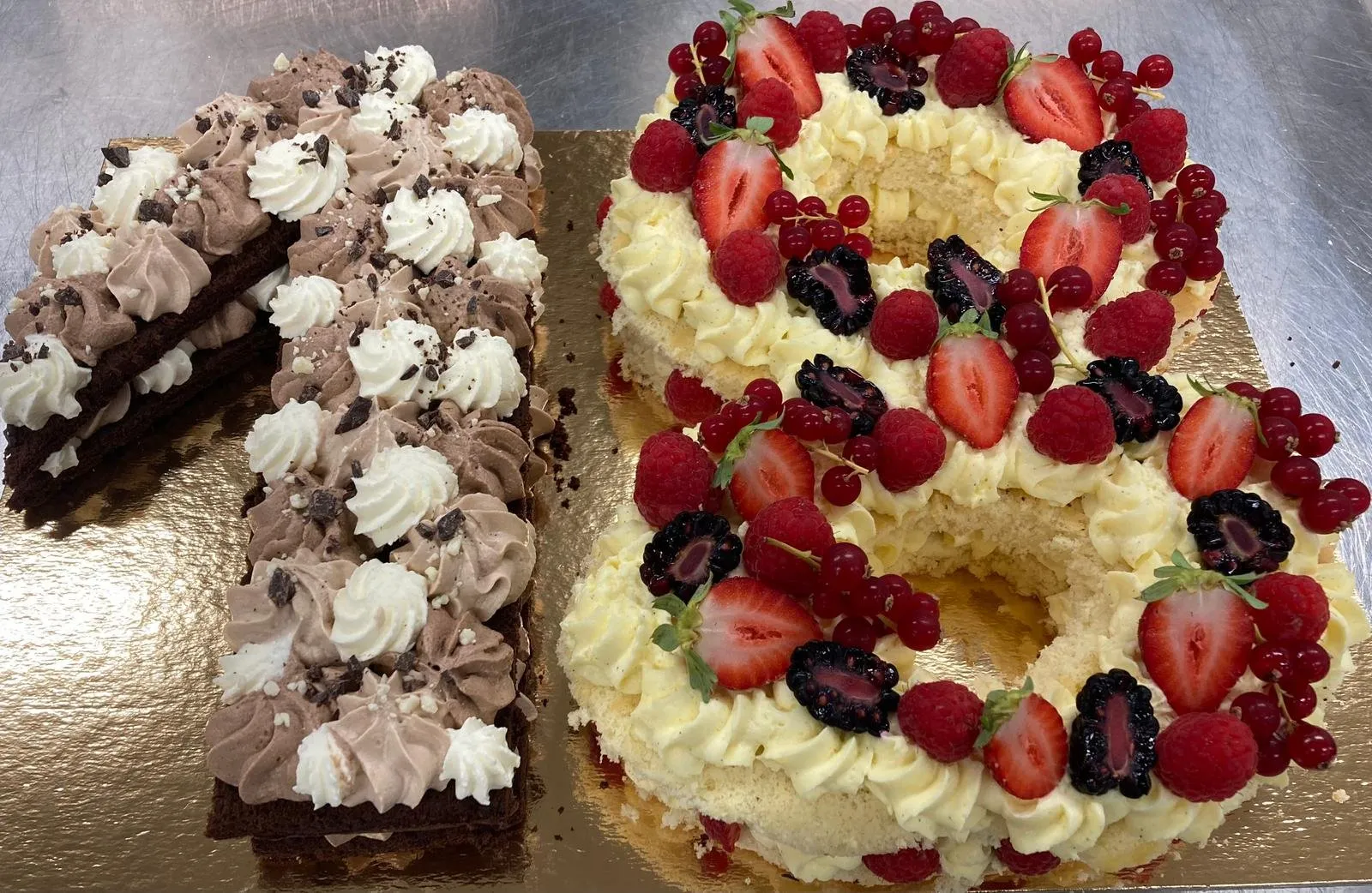 Number cake pour 18 ans, chocolat et fruits rouges