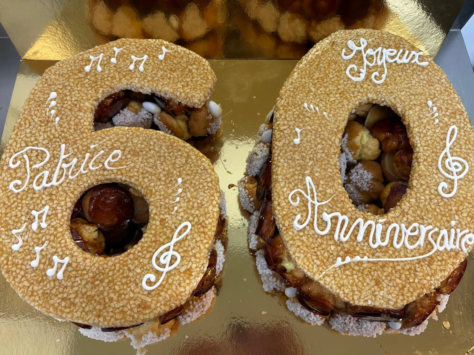 Number cake 60 ans en nougatine et choux, décor « Joyeux anniversaire »