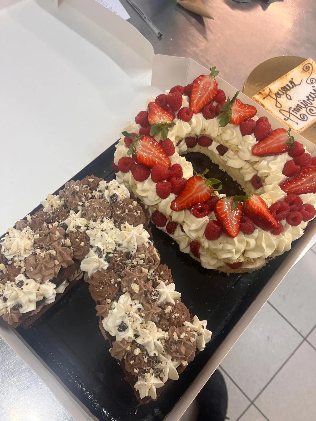 Number cake mi-chocolat, mi-fruits rouges, dans sa boîte