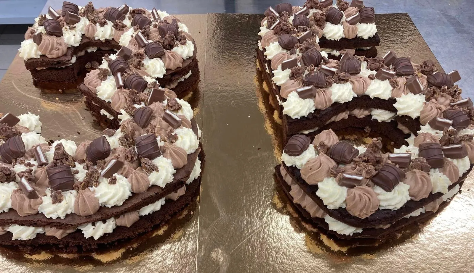 Number cake au chocolat, chantilly et copeaux de chocolat