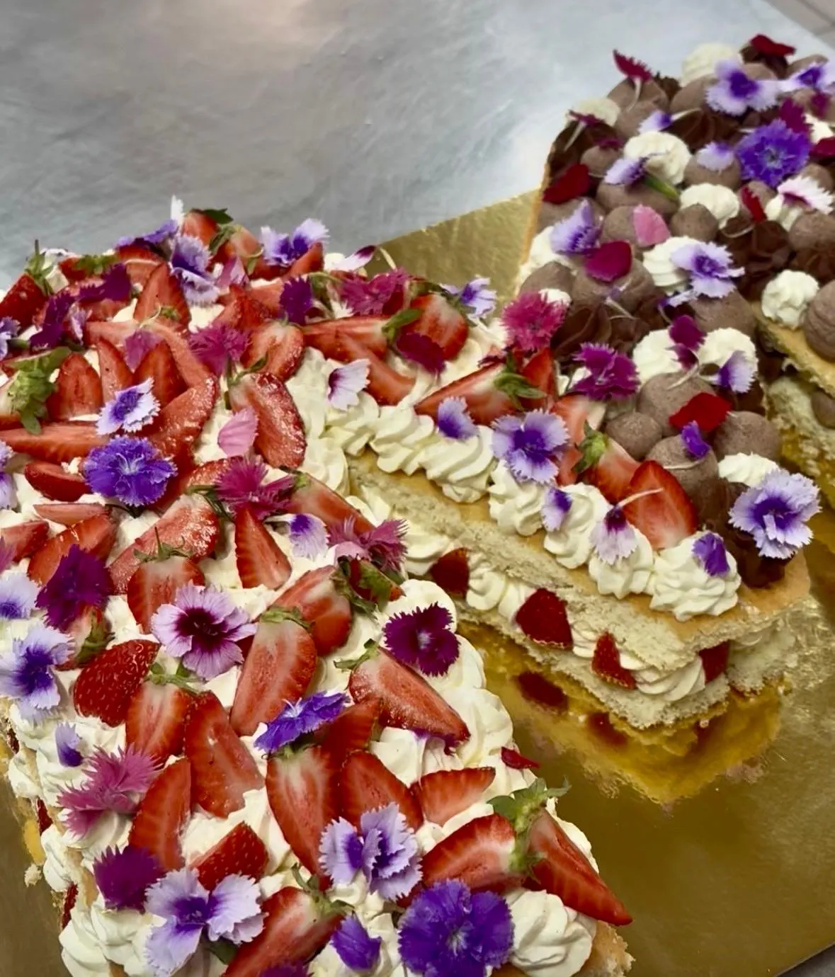 Number cake aux fraises, chantilly et fleurs comestibles