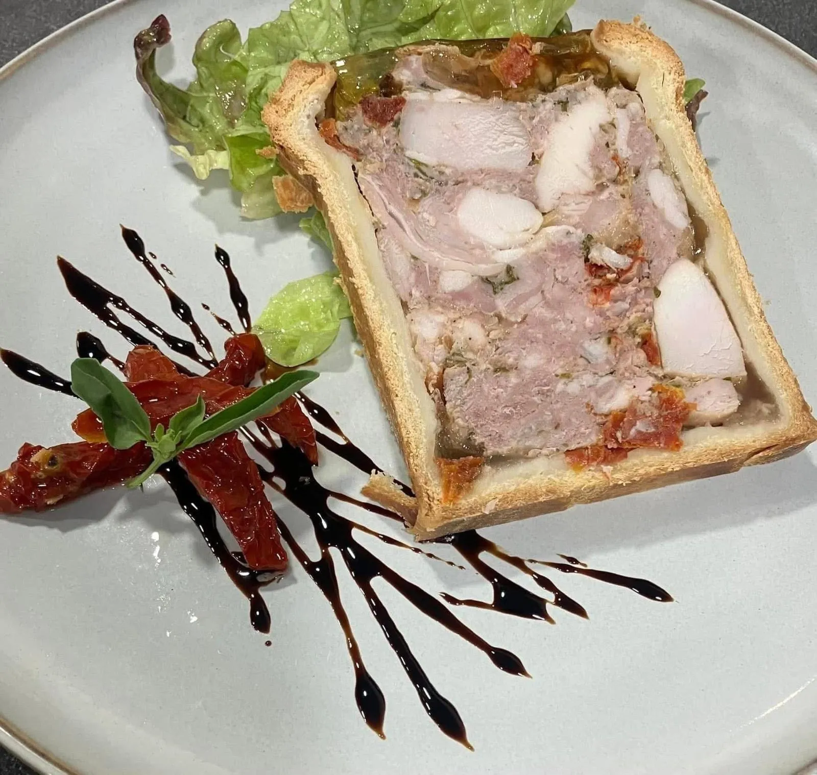 Tranche de pâté en croûte maison, salade et tomates confites