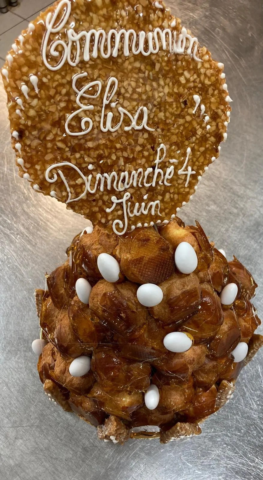 Pièce montée de choux caramélisés et dragées, plaque de nougatine pour une communion