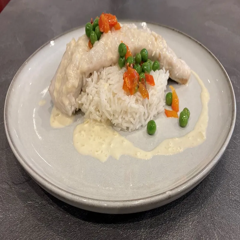 Poisson en sauce crémée, riz et petits légumes
