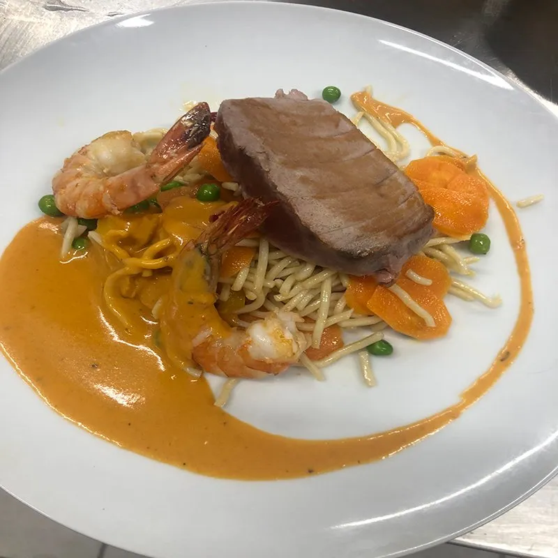 Pavé de thon mi-cuit, crevettes, tagliatelles de légumes et bisque