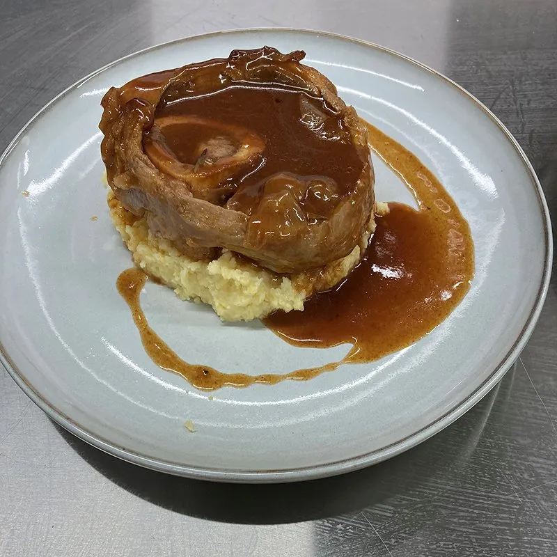 Pièce de viande braisée, purée maison et jus corsé