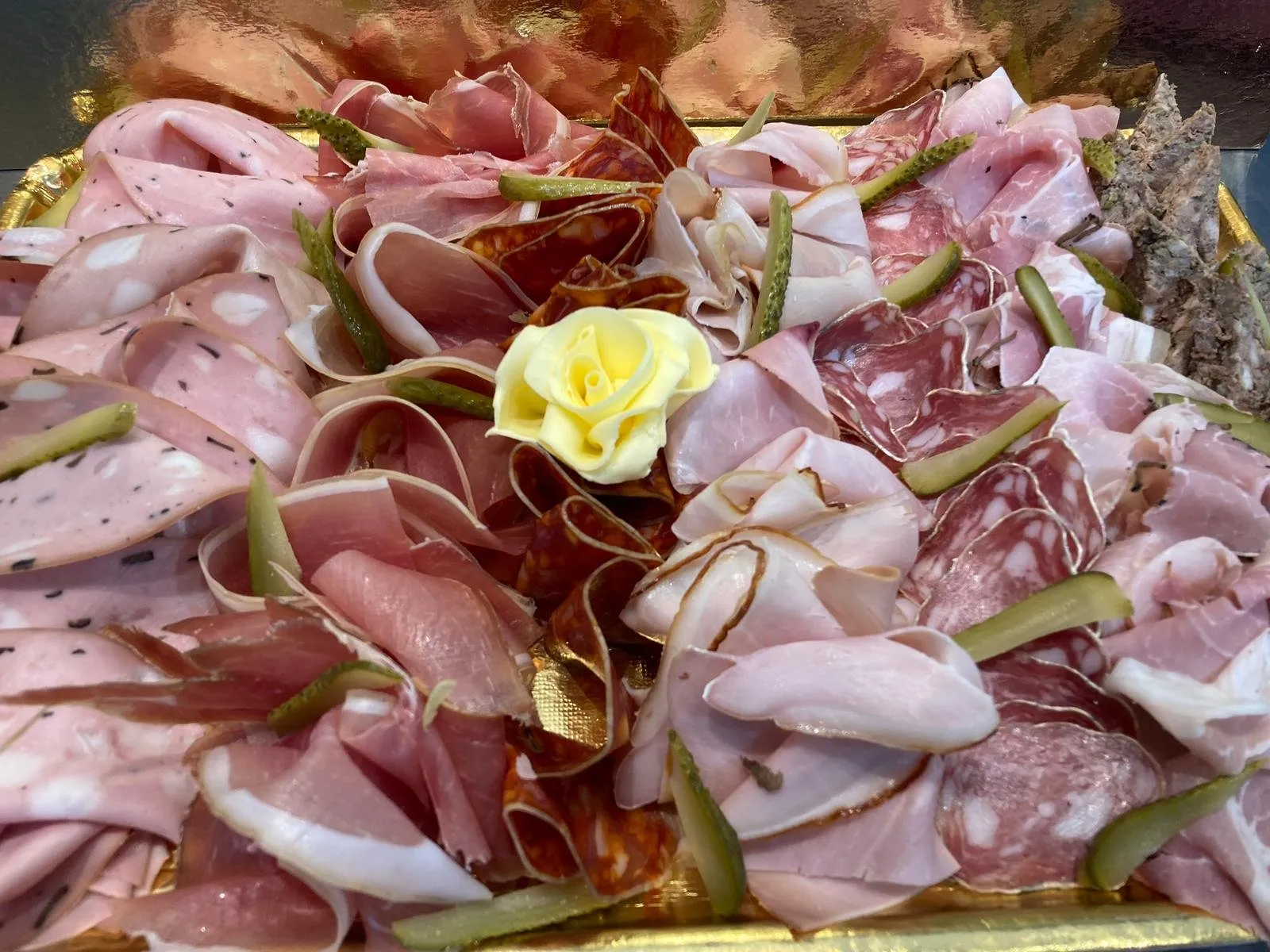 Plateau de charcuterie : jambons, saucisson, rosette et cornichons
