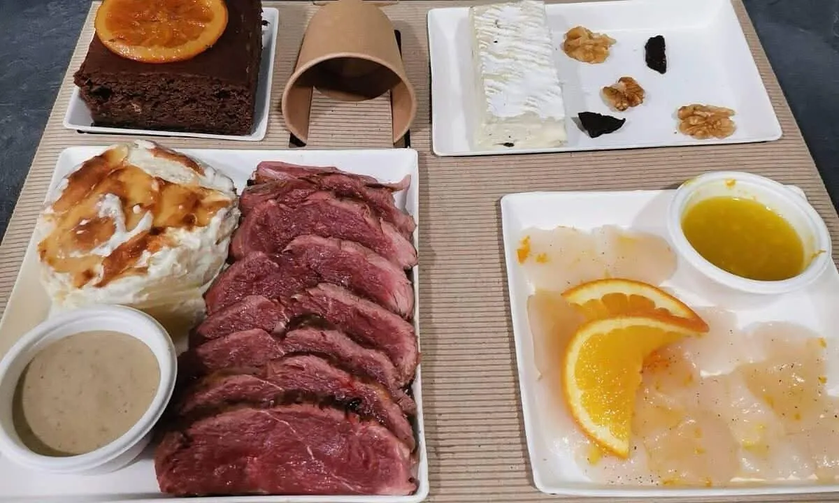 Plateau-repas : rôti de bœuf, gratin, carpaccio de Saint-Jacques, fromage et brownie