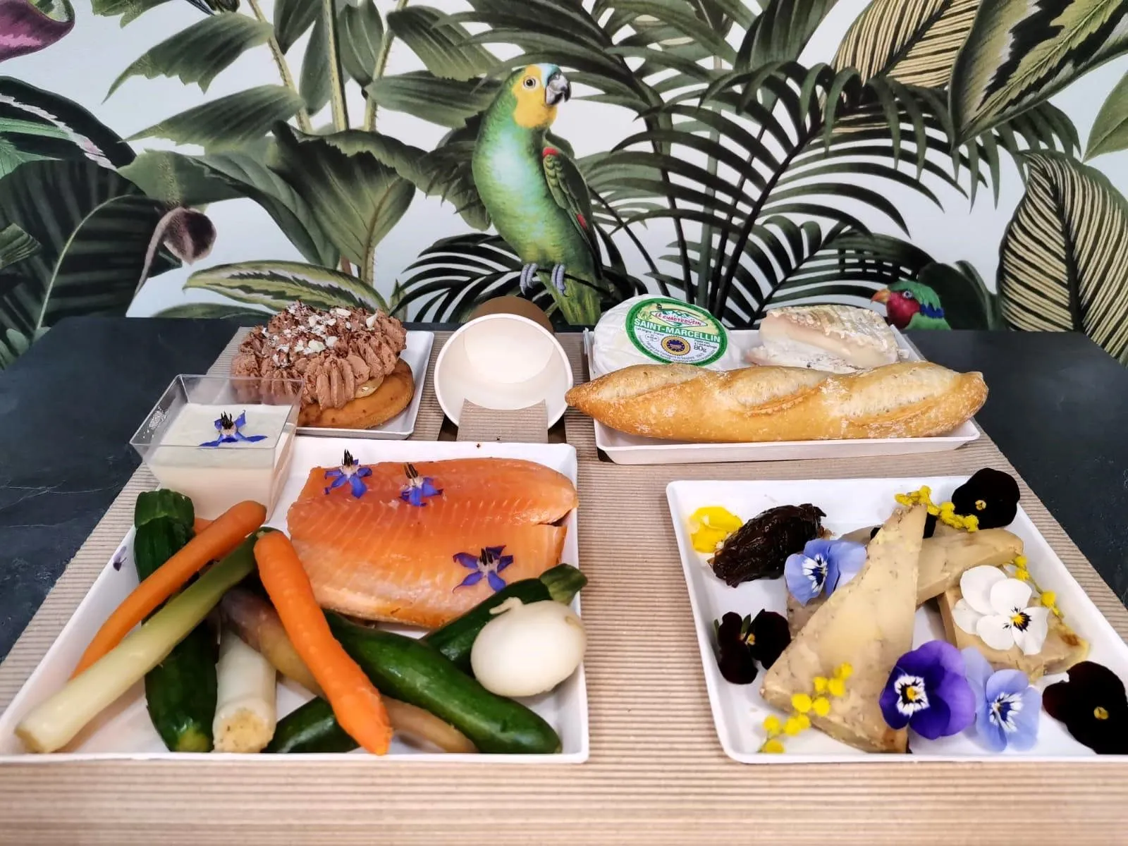 Plateau-repas du marché : truite, légumes croquants, fromage, pain et dessert