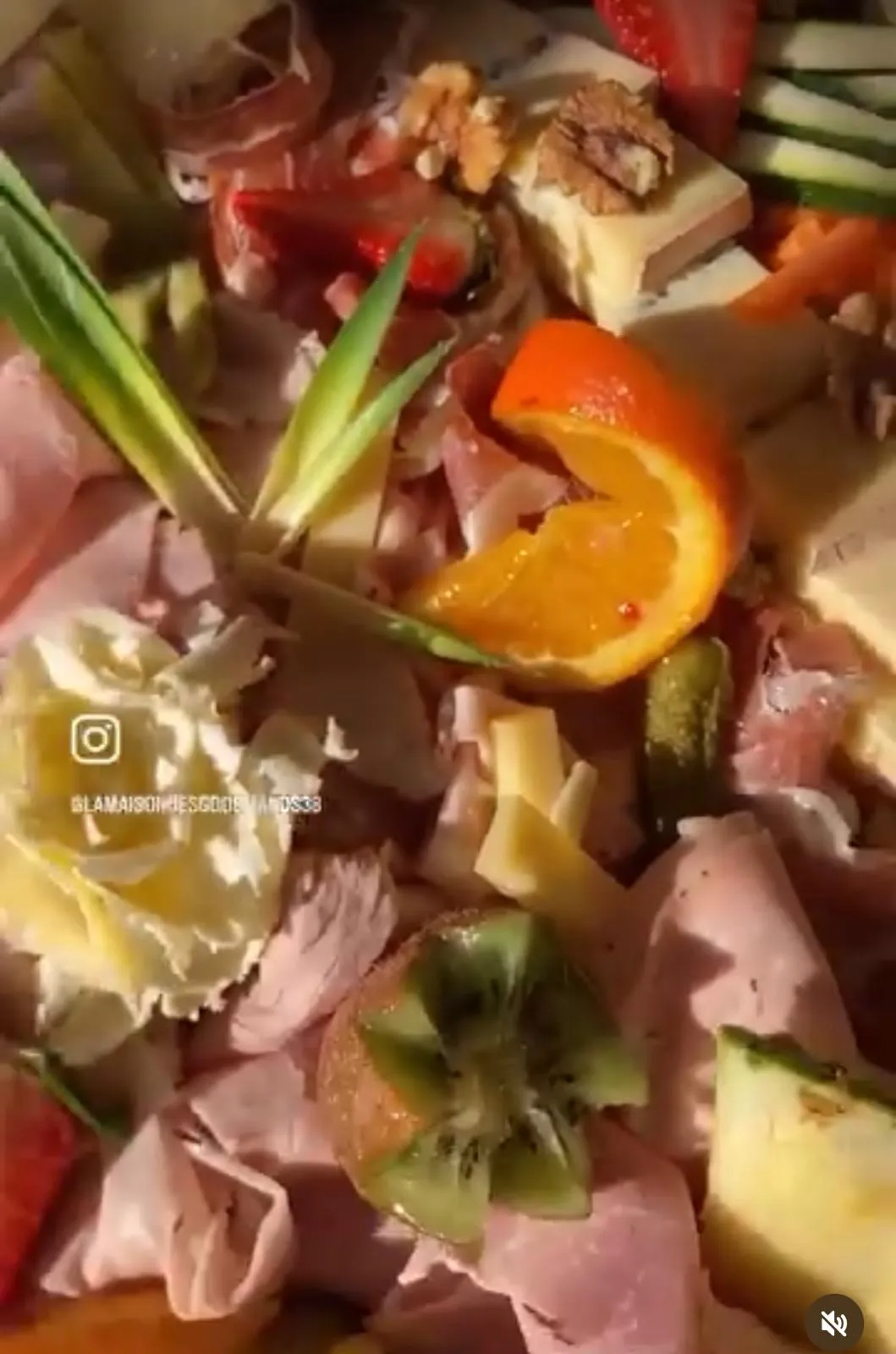 Plateau tableau : jambon, fromages, noix, fraises, orange et kiwi composés en grande planche