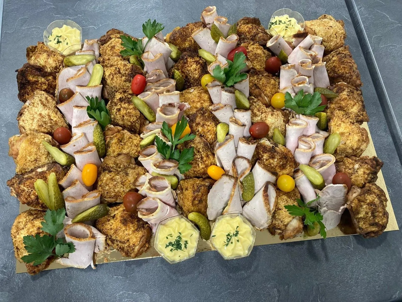 Plateau traiteur : bouchées de poulet pané, roulés de jambon, cornichons et sauces