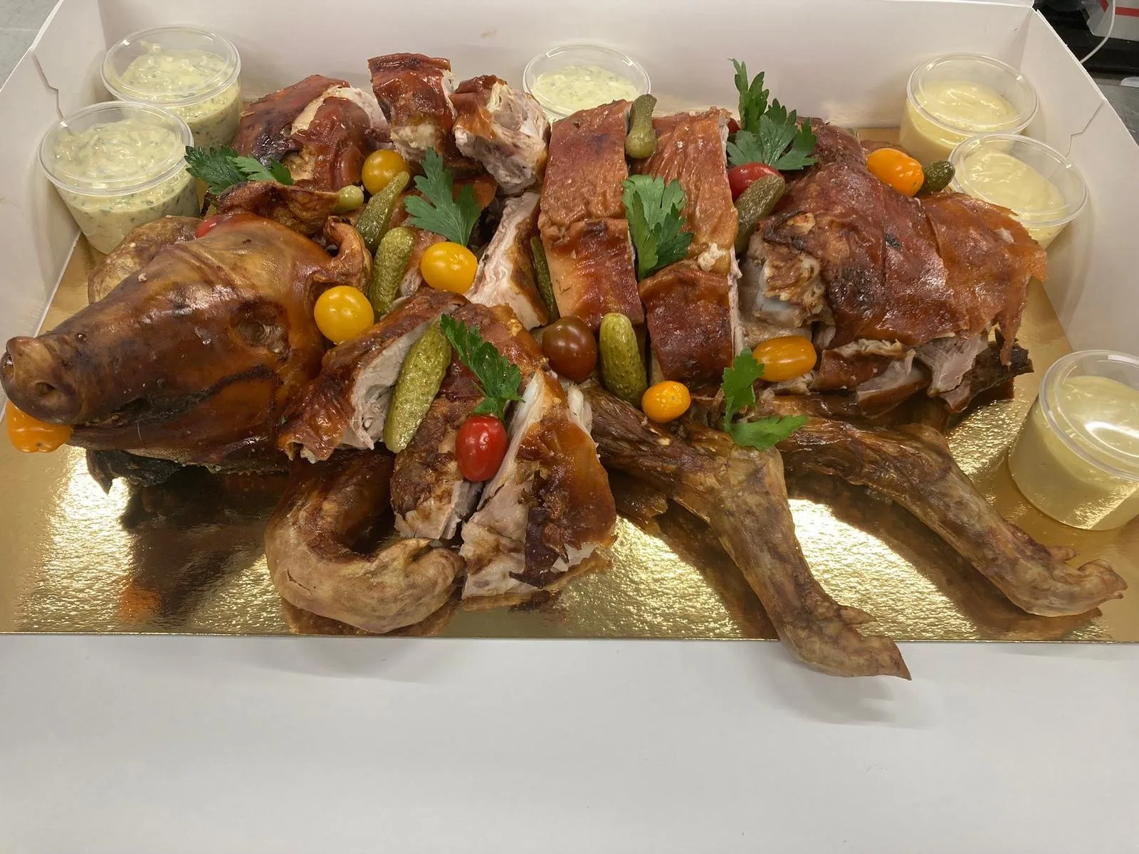 Porcelet rôti à partager, servi avec ses sauces