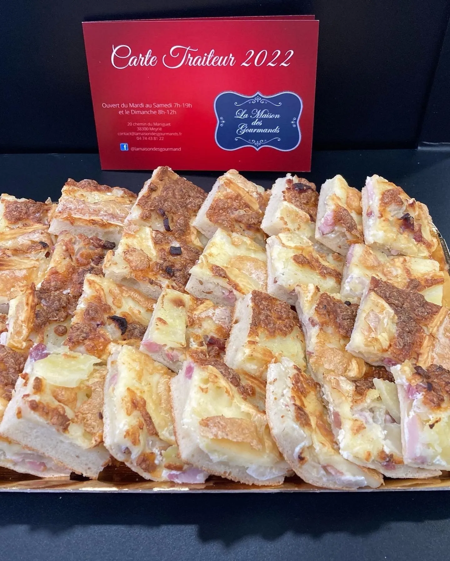 Parts de quiches maison, dorées, prêtes à emporter