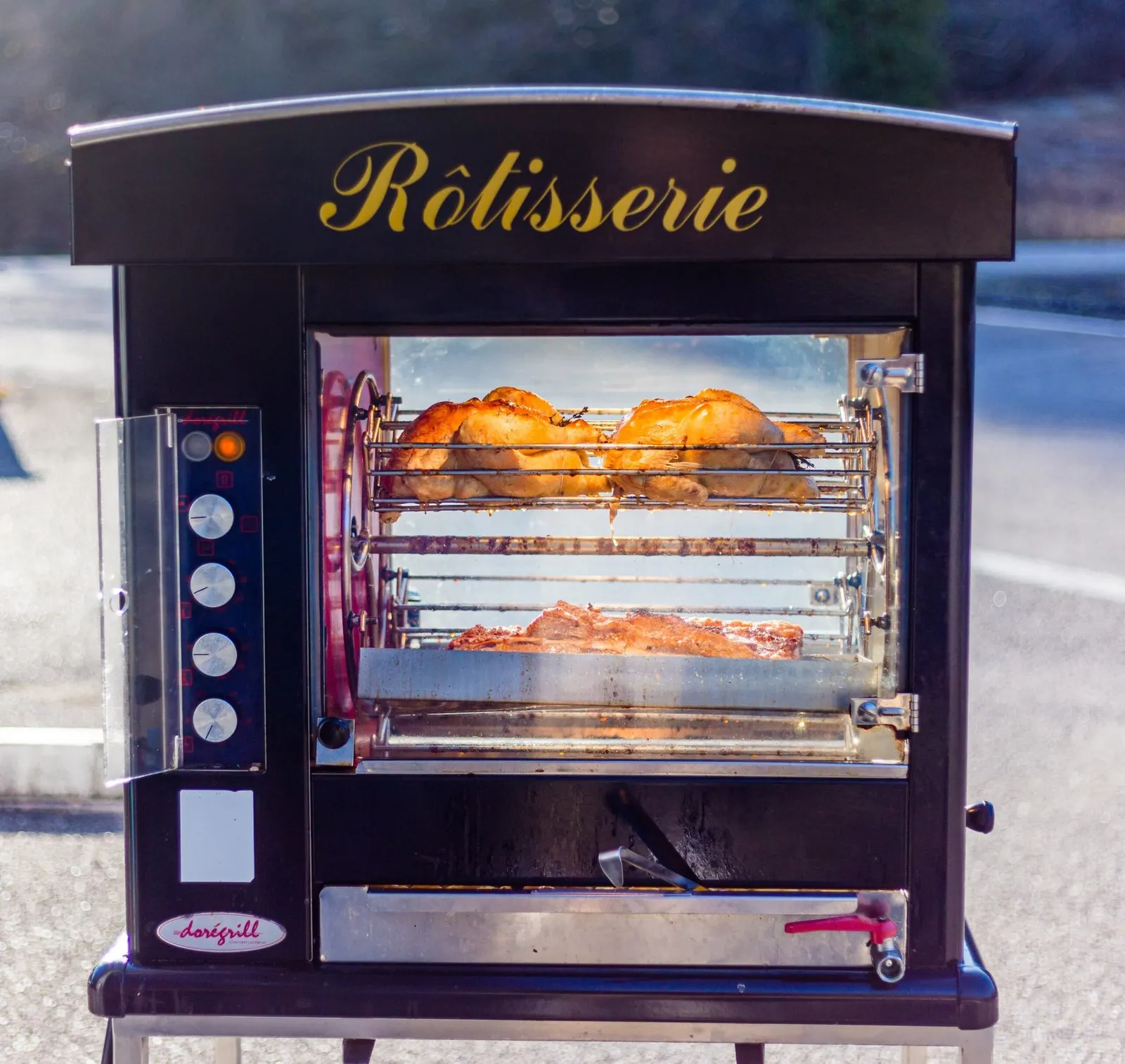 La rôtissoire devant la boutique, poulets rôtis à la broche