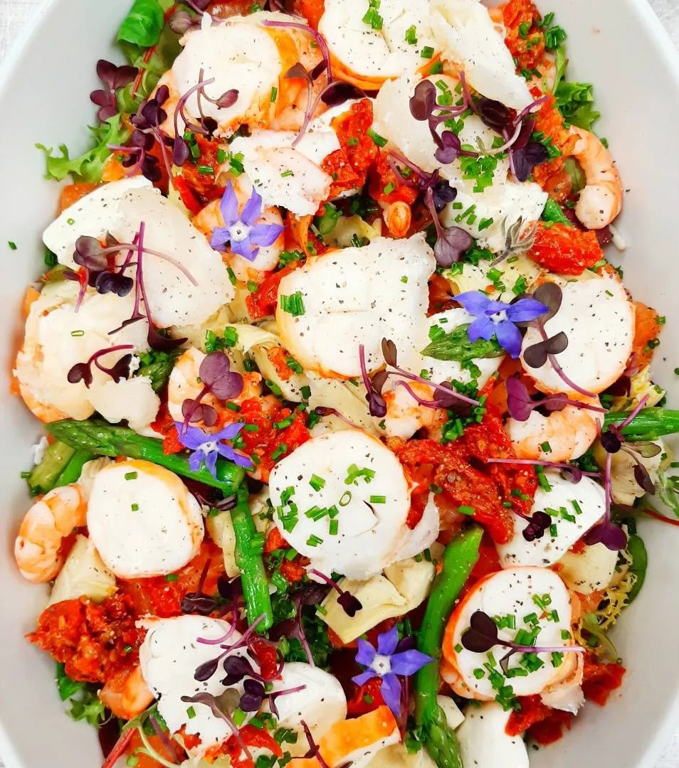 Salade du marché : noix de Saint-Jacques, crevettes, asperges vertes, artichauts, tomates confites, pousses et fleurs de bourrache