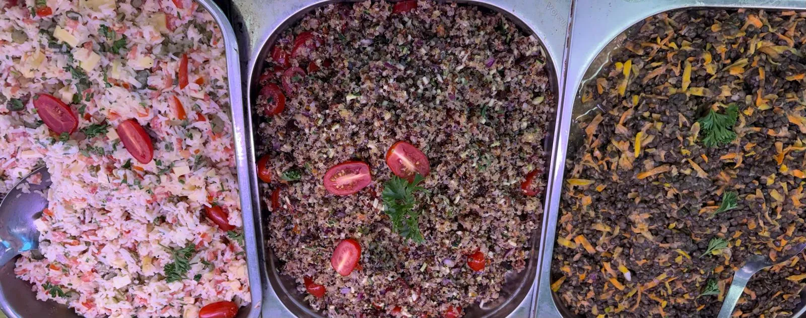 Salades du marché en vitrine : riz aux tomates cerises, quinoa aux herbes, lentilles aux carottes