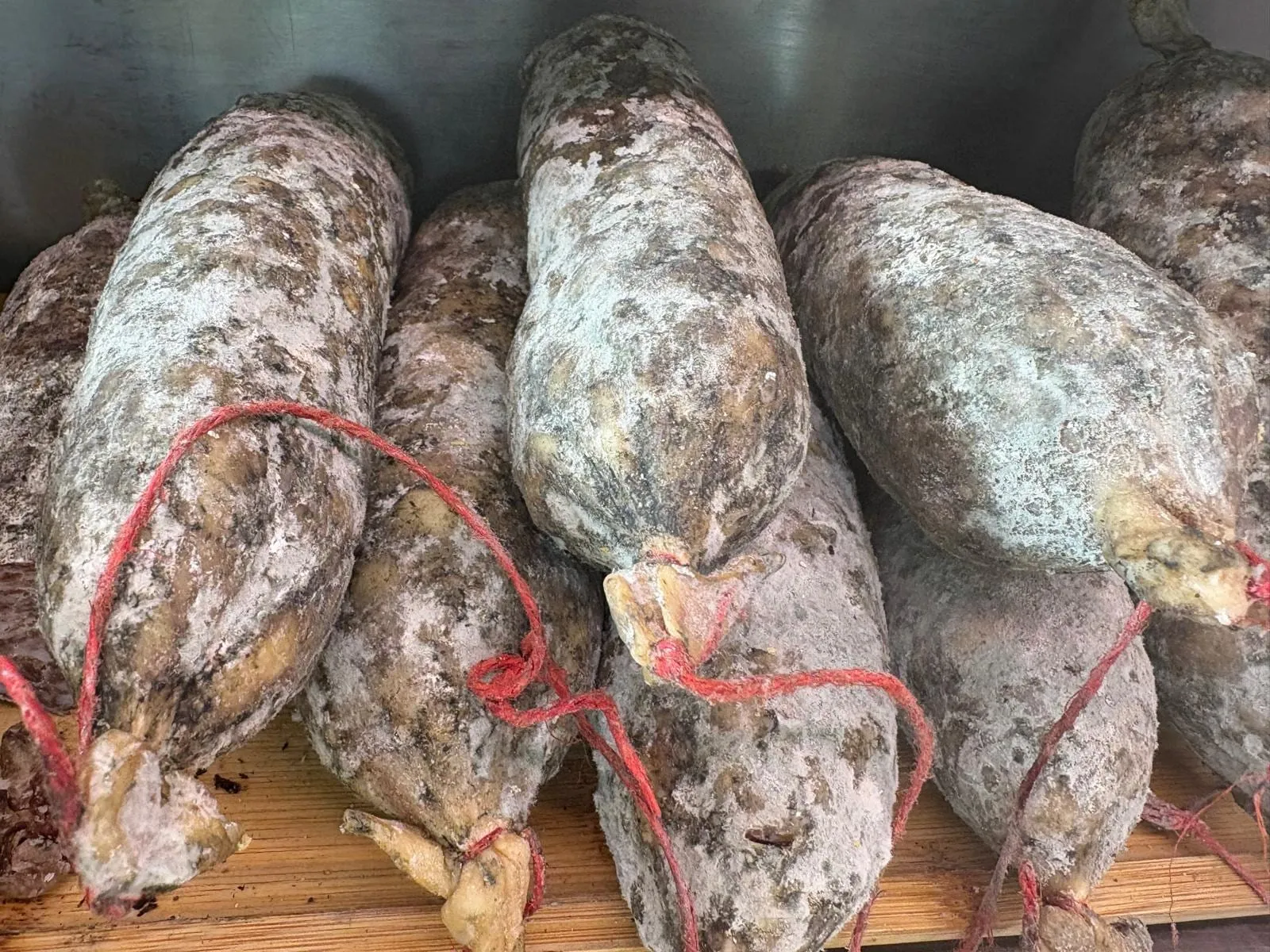 Saucissons secs artisanaux de la boutique traiteur