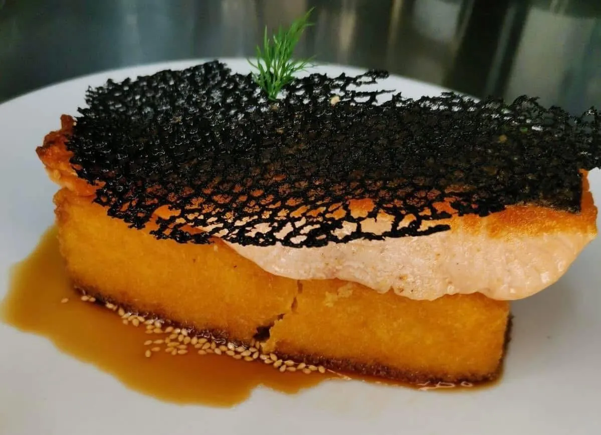 Pavé de saumon en croûte de sésame noir sur sa polenta
