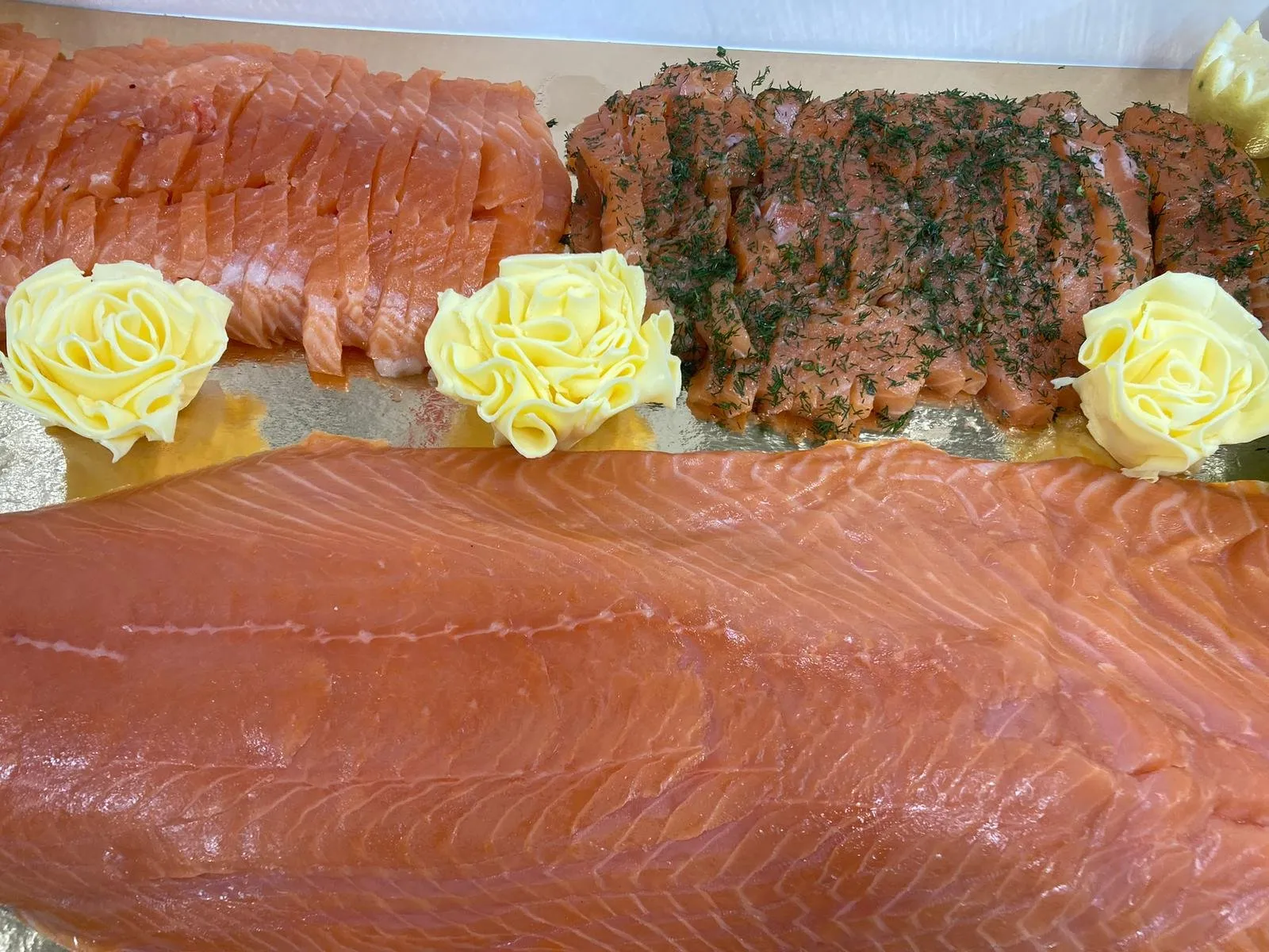 Saumon fumé et saumon gravlax à l'aneth, roses de beurre