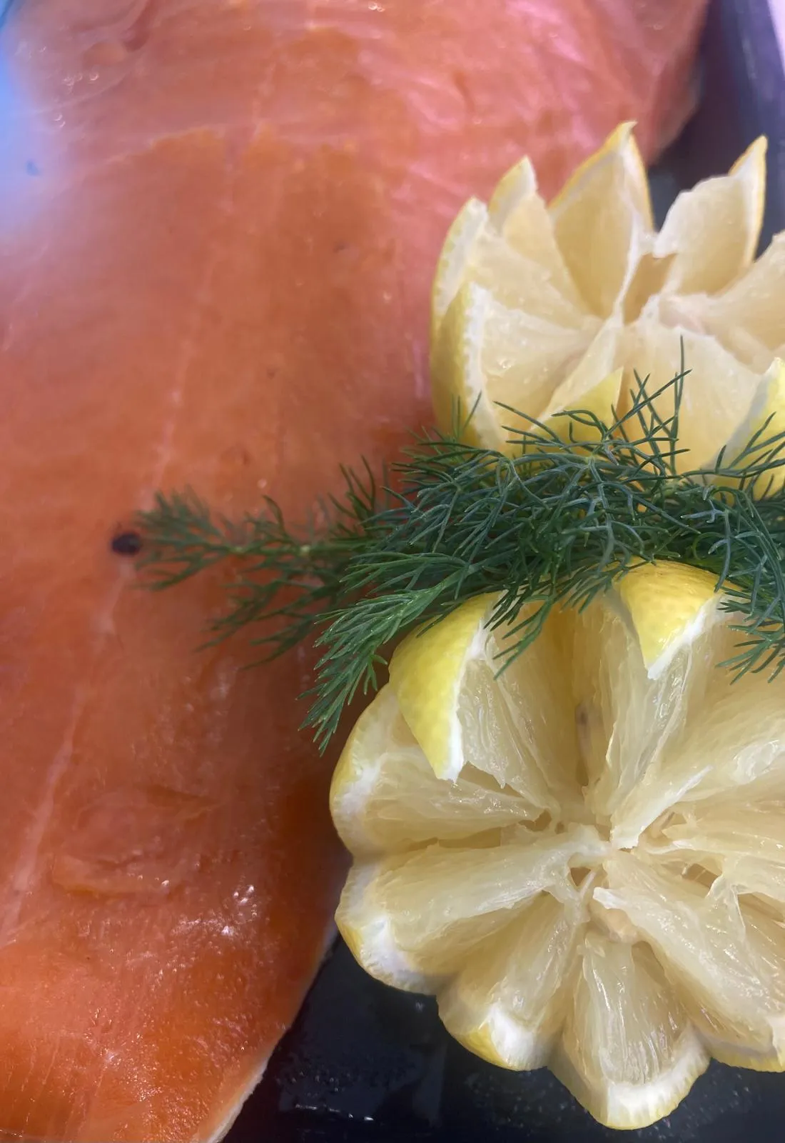 Filet de saumon fumé artisanal, citron sculpté et brin d'aneth