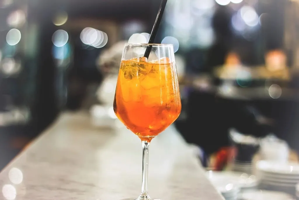 Un spritz servi dans un grand verre, à l'heure de l'apéritif