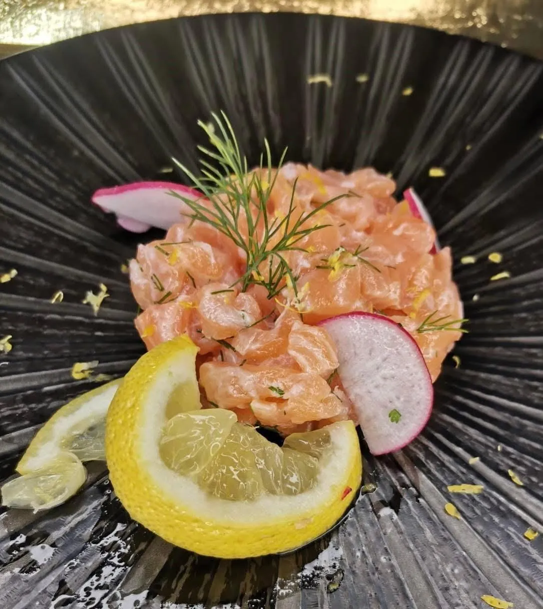 Tartare de saumon aux agrumes, aneth et radis