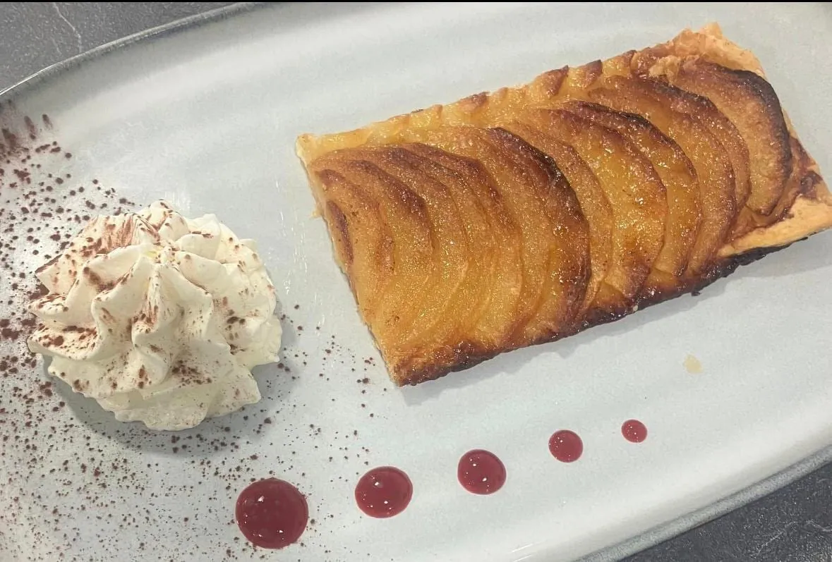 Tarte fine aux pommes caramélisées, crème fouettée et points de coulis de fruits rouges